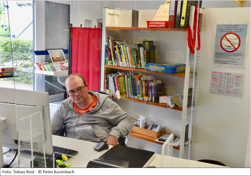 Das Bild zeigt Tobias Rost an seinem Arbeitsplatz in der Stadtteilbibliothek Auerberg