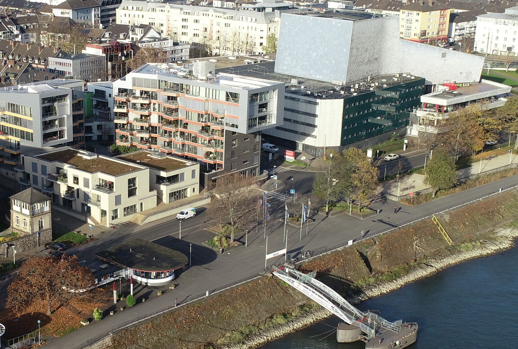 Das Luftbild zeigt den Bereich der Rheinuferpromenade, an dem der Platz der Kinderrechte entstehen soll