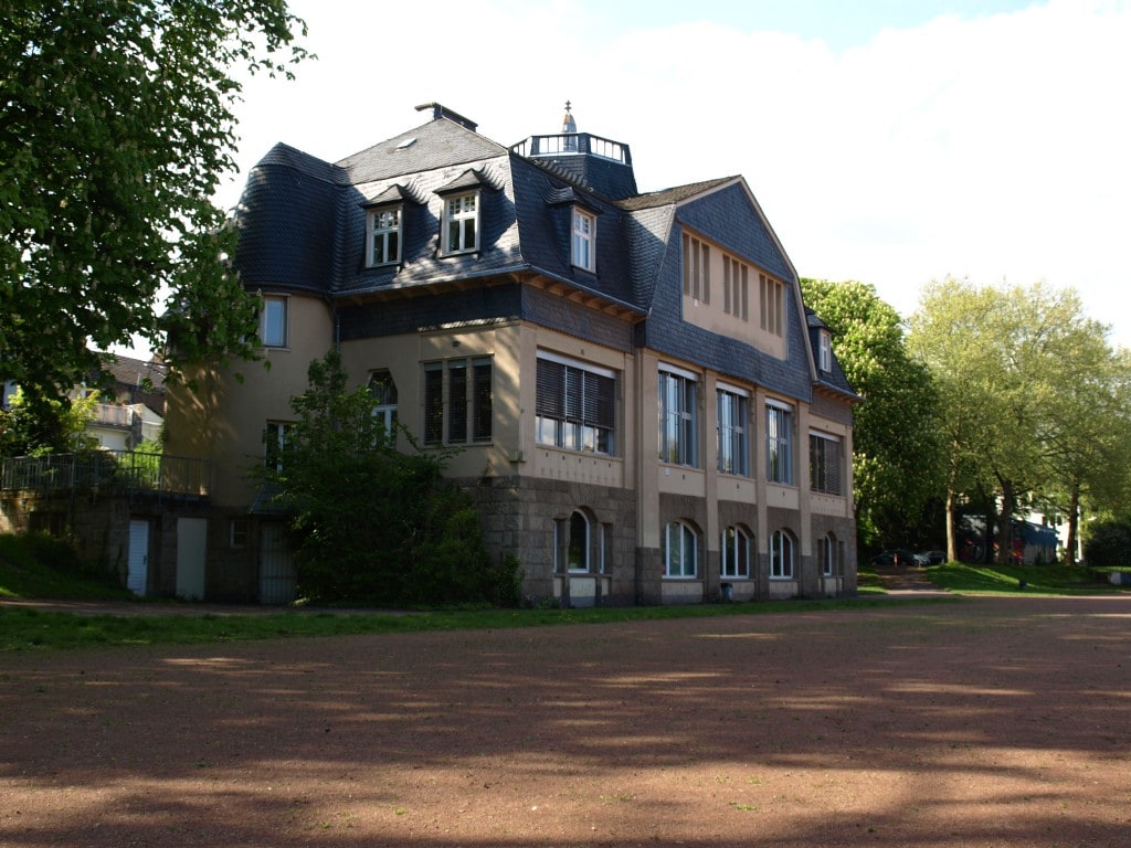 Das Bild zeigt die Fassade des Haus der Jugend in Bonn-Kessenich