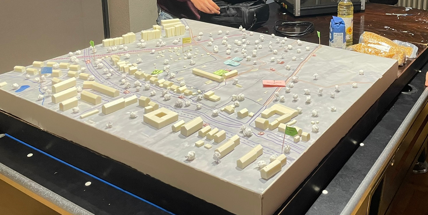 Ein großes Modell des Plangebietes aus Pappe