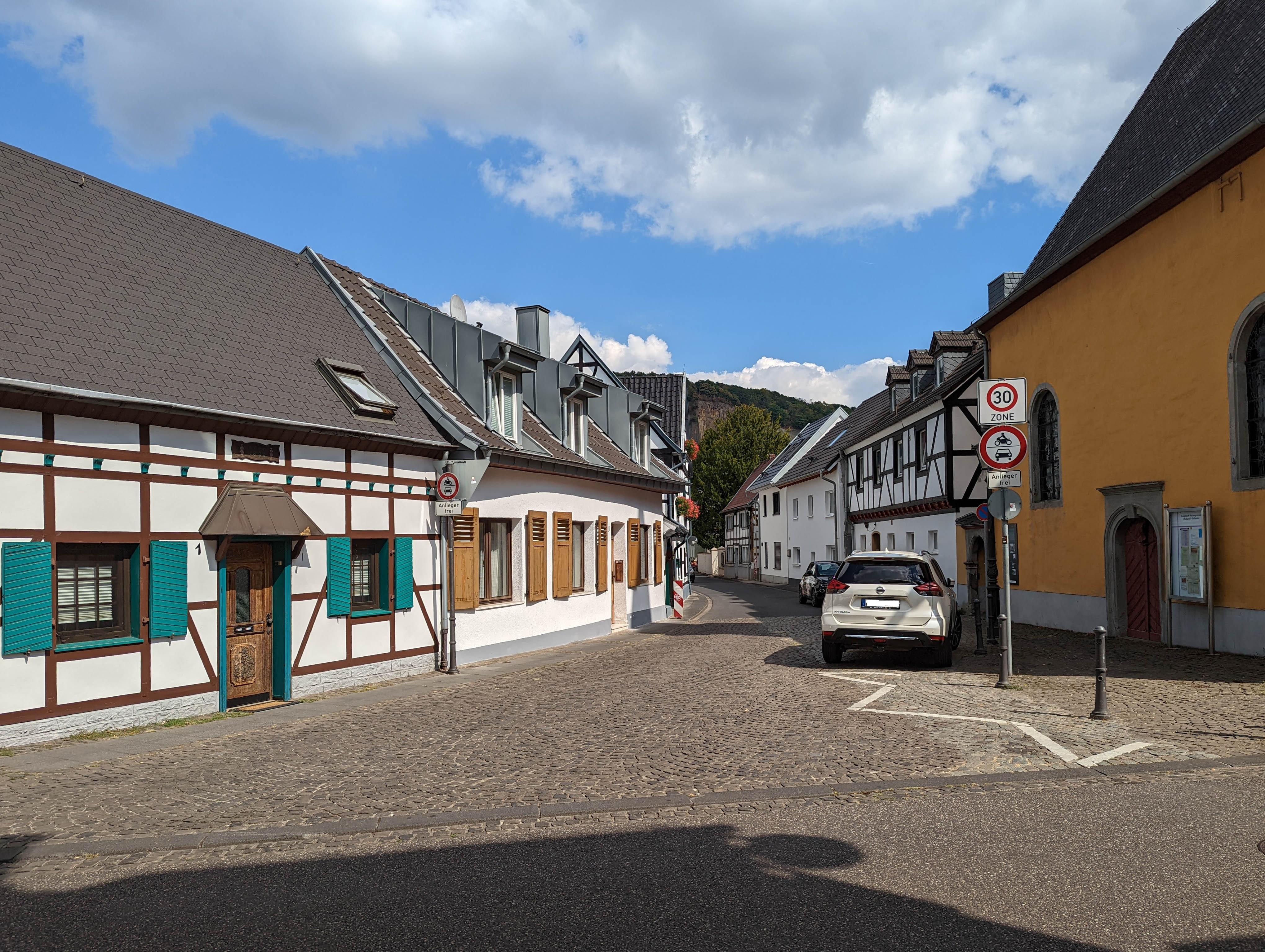 Das Bild zeigt Fachwerkhäuser in der Zipperstraße in Oberkassel