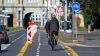 Radfahrer befahren den abgetrennten Fahrstreifen auf der Adenauerallee