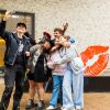 Sechs Bonner Jugendliche machen eine Selfie vor dem Kussmund-Wahrzeichen