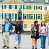 Sechs Bonner Jugendliche laufen über den Münsterplatz. Im Hintergrund sieht man das Beethoven Denkmal