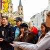 Sechs Jugendliche stehen vor dem Haribo-Shop in Bonn