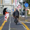 Radfahrer befahren den abgetrennten Fahrstreifen auf der Adenauerallee