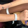 Jugendliche zeigen Armbänder mit der Aufschrift "Bonn-macht-mit"