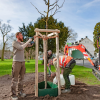 Drei Mitarbeiter des Amtes für Umwelt und Stadtgrün pflanzen einen jungen Baum.