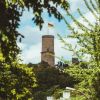 Der Bergfried der Godesburg. Darüber weht die Fahne des Stadtbezirkes.