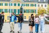 Sechs Bonner Jugendliche laufen über den Münsterplatz. Im Hintergrund sieht man das Beethoven Denkmal