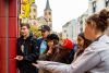 Sechs Jugendliche stehen vor dem Haribo-Shop in Bonn