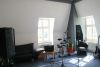 Das Bild zeigt den Musikraum im Haus der Jugend, in dem verschiedene Musikinstrumente zur Verfügung stehen